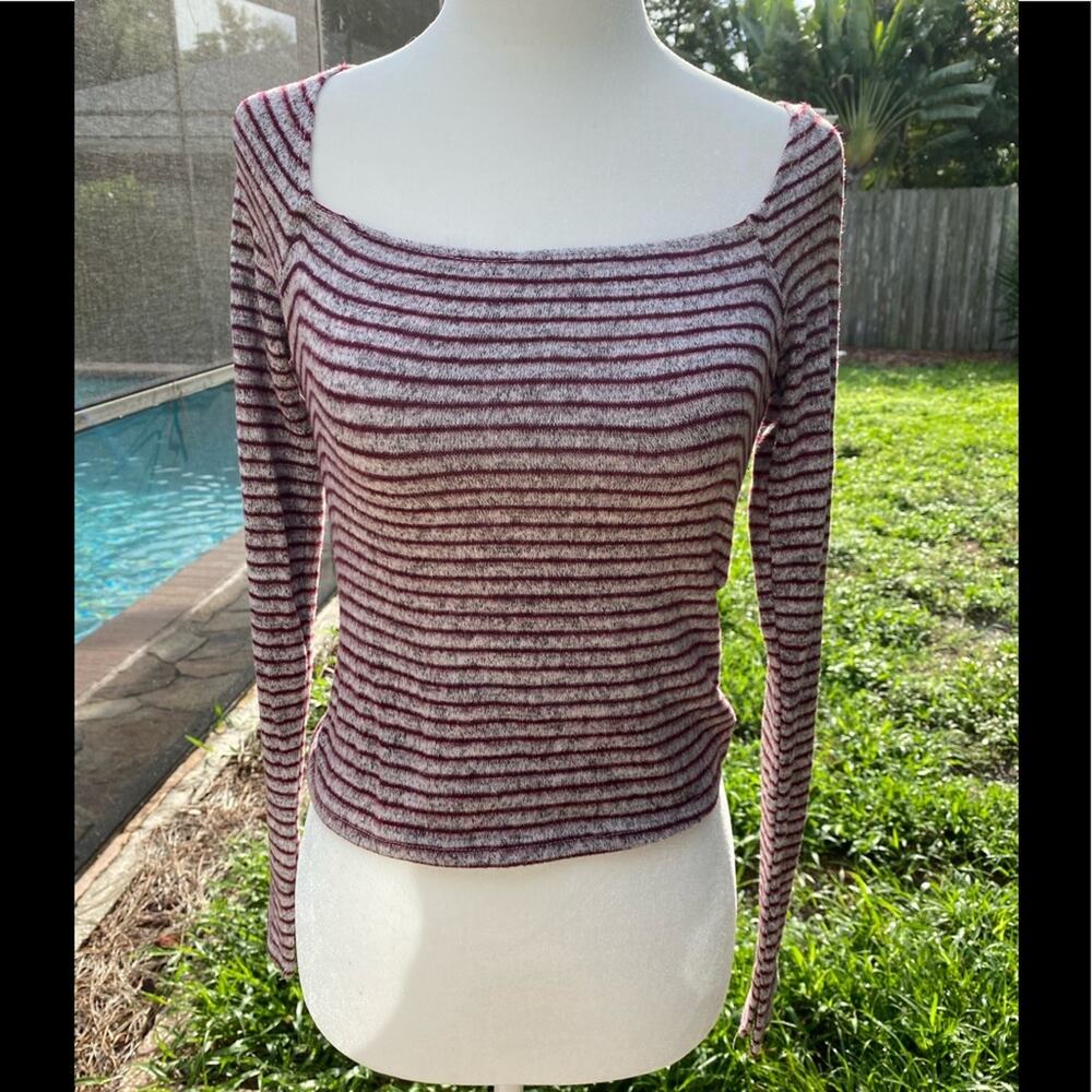 Nectar clothing gray burgundy striped crop top